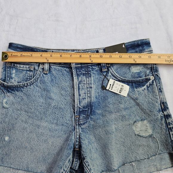 New Express Boyfriend Midi Mid Rise Distressed Drop Hem Denim Shorts Size 4 - Picture 10 of 16